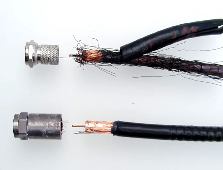 Φθαρμένα καλώδια και βύσματα